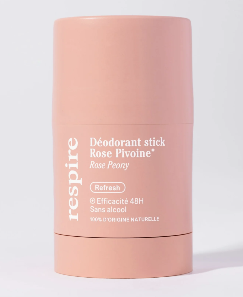 La photo montre un déodorant stick Respire en version Rose Pivoine, avec un emballage rose minimaliste et élégant. À droite, une capture d’écran du site e-commerce présente la fiche produit, incluant une description, des avis clients, les caractéristiques du produit (efficacité 48h, sans alcool, 100% d'origine naturelle)