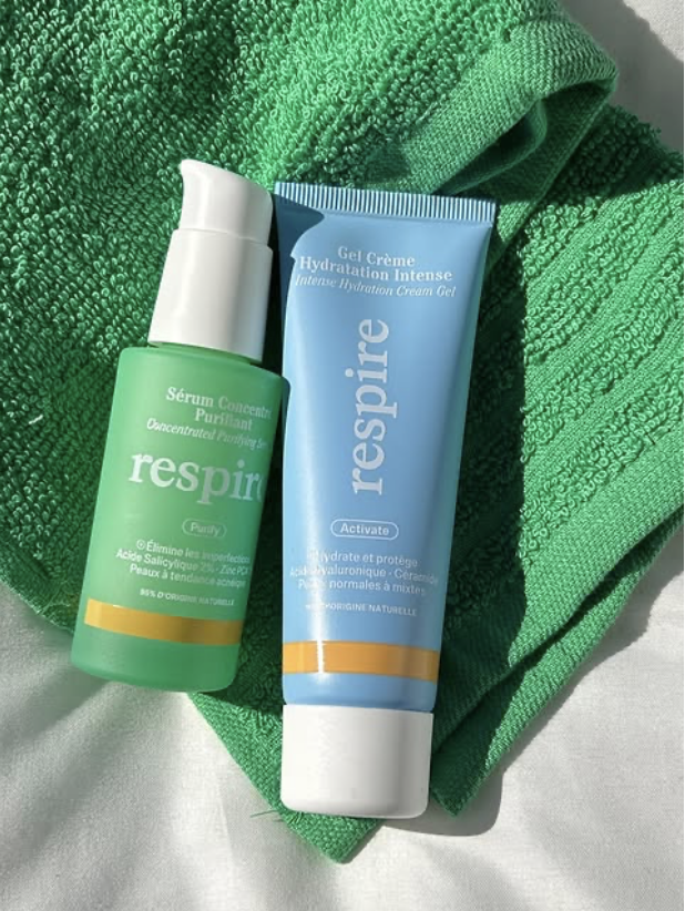 L’image met en scène deux produits de soin de la marque Respire posés sur une serviette verte, sous une lumière naturelle qui crée un effet lumineux et frais.

À gauche : un sérum concentré purifiant dans un flacon vert avec une pompe blanche. Il est formulé avec acide salicylique et zinc PCA, conçu pour éliminer les imperfections et convenir aux peaux à tendance acnéique.
À droite : un gel crème hydratation intense dans un tube bleu avec un bouchon blanc. Il contient de l’acide hyaluronique et des céramides, destiné aux peaux normales à mixtes pour hydrater et protéger.