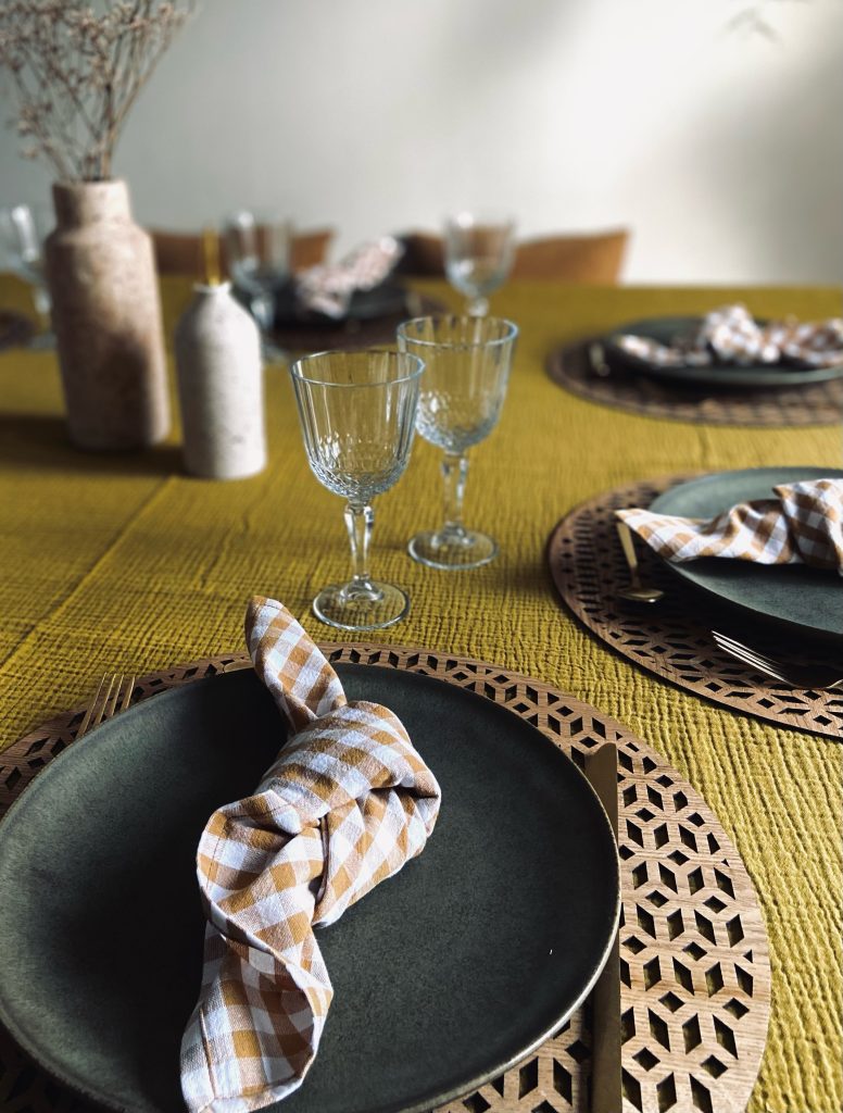 Table en bois décorée dans un style naturel avec des éléments végétaux et des matières brutes