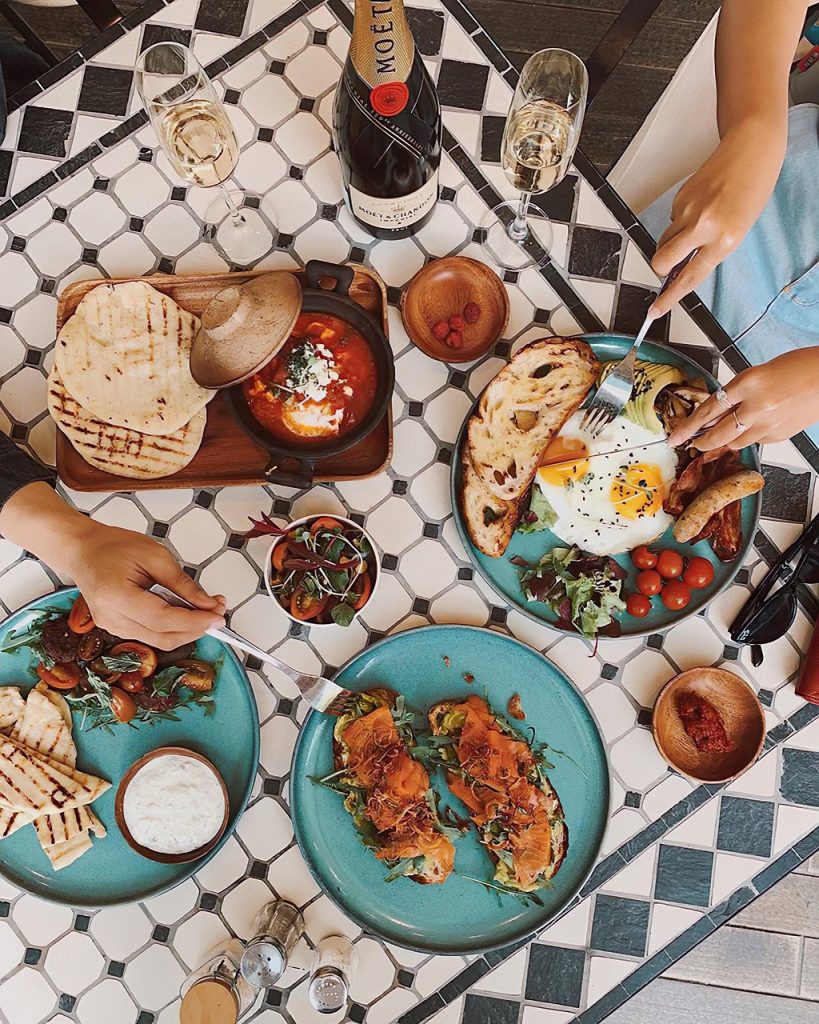 table avec des assiettes de nourriture