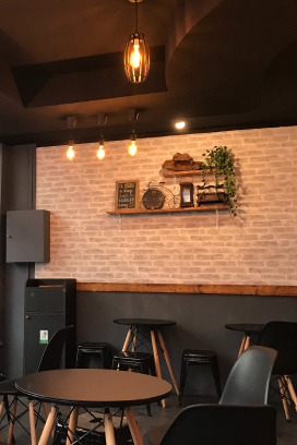 photo-interieur-restaurant-tables-mur-chaises